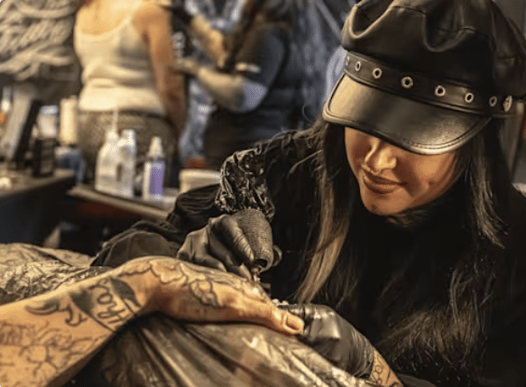 Tattoo-Künstlerin